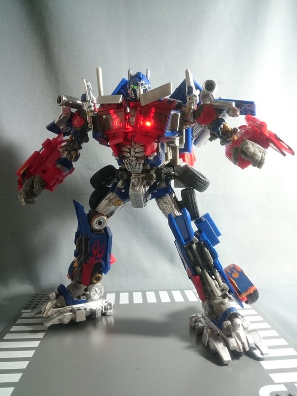 MB 11 Optimus Prime Takara Movie The Best In Hand Images  (1 of 17)